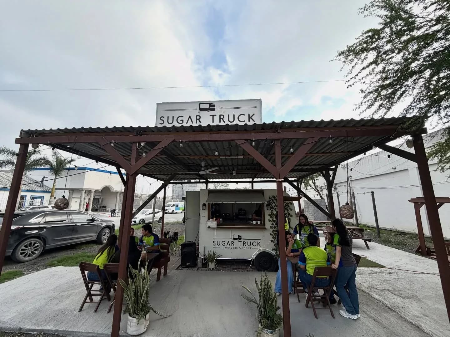 Clientes en las mesas del Sugar Truck
